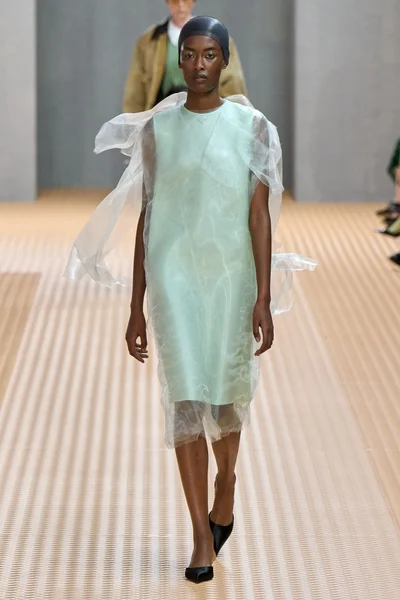 Look 16